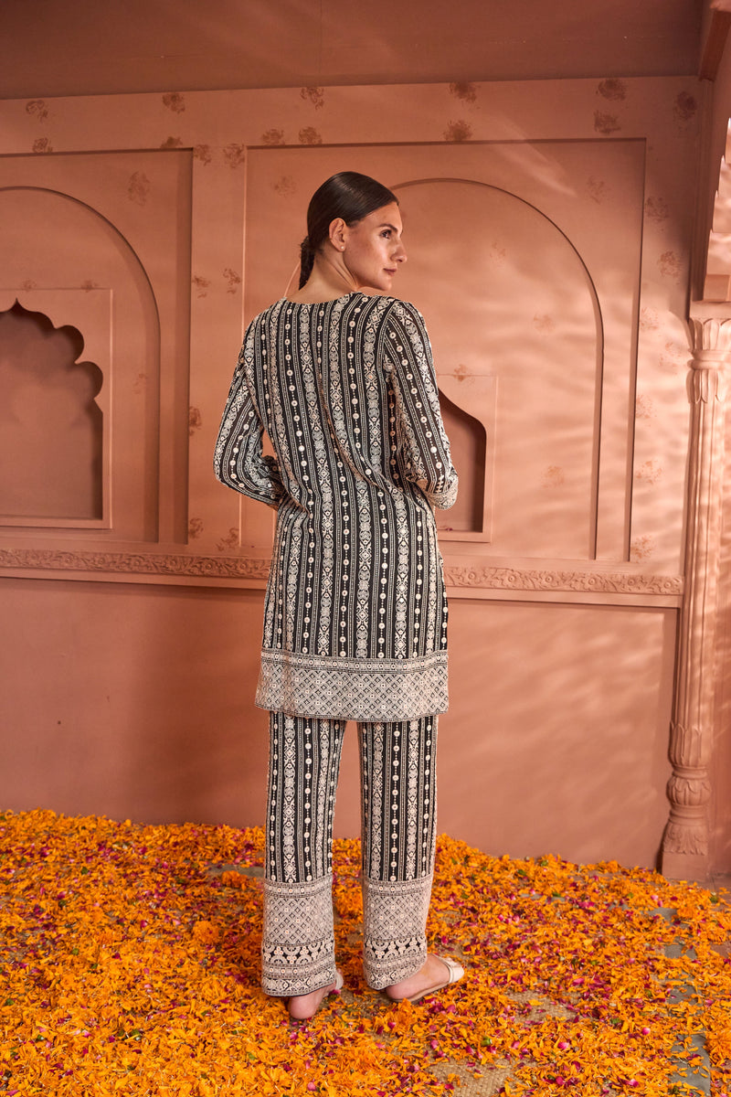 Tasuvure X MW  Threadwork Embroidered Kurta with Co-ordinated Pants - Black