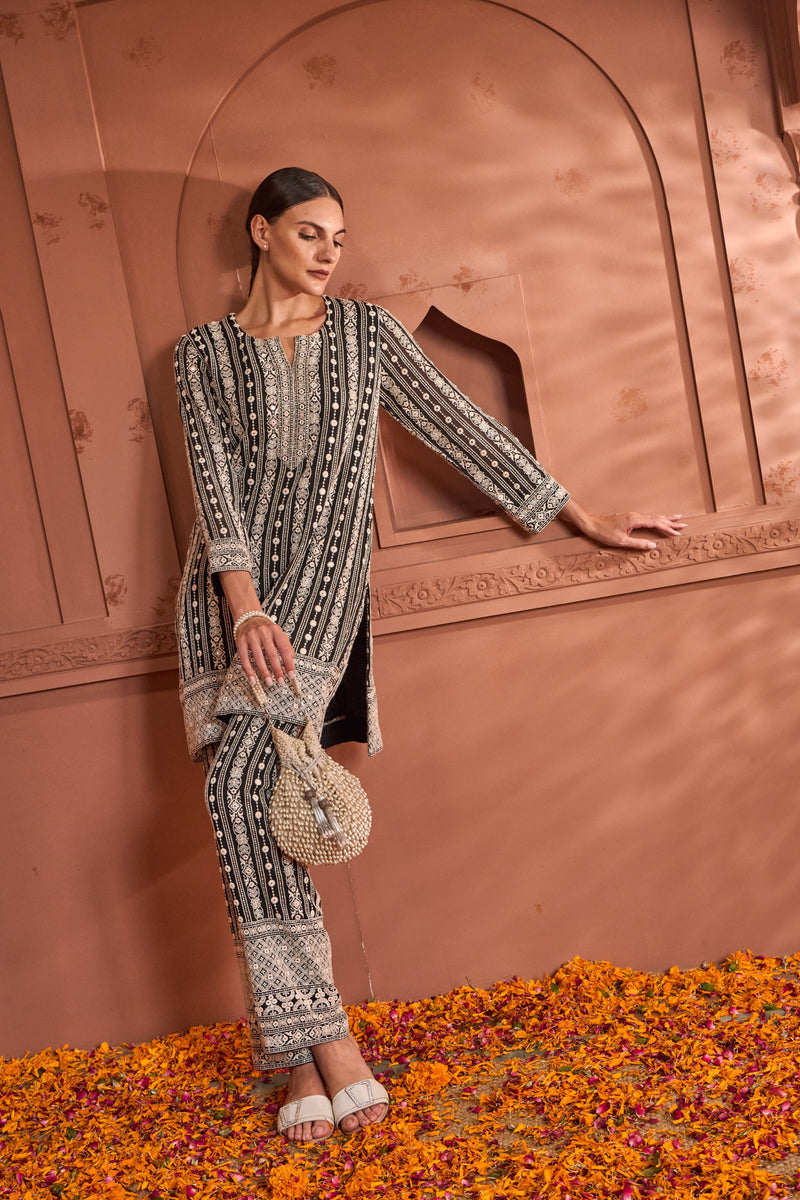 Tasuvure X MW  Threadwork Embroidered Kurta with Co-ordinated Pants - Black