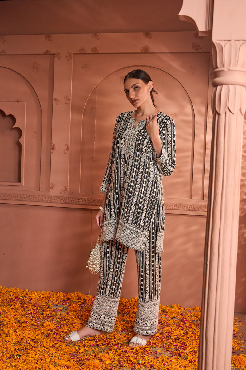 Tasuvure X MW  Threadwork Embroidered Kurta with Co-ordinated Pants - Black