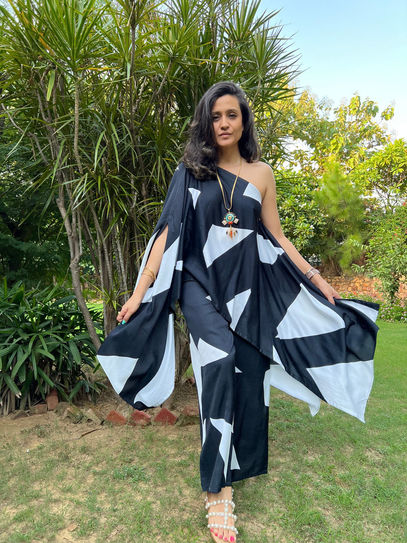 Mitaliwadhwa Exclusive B&W One Shoulder Set