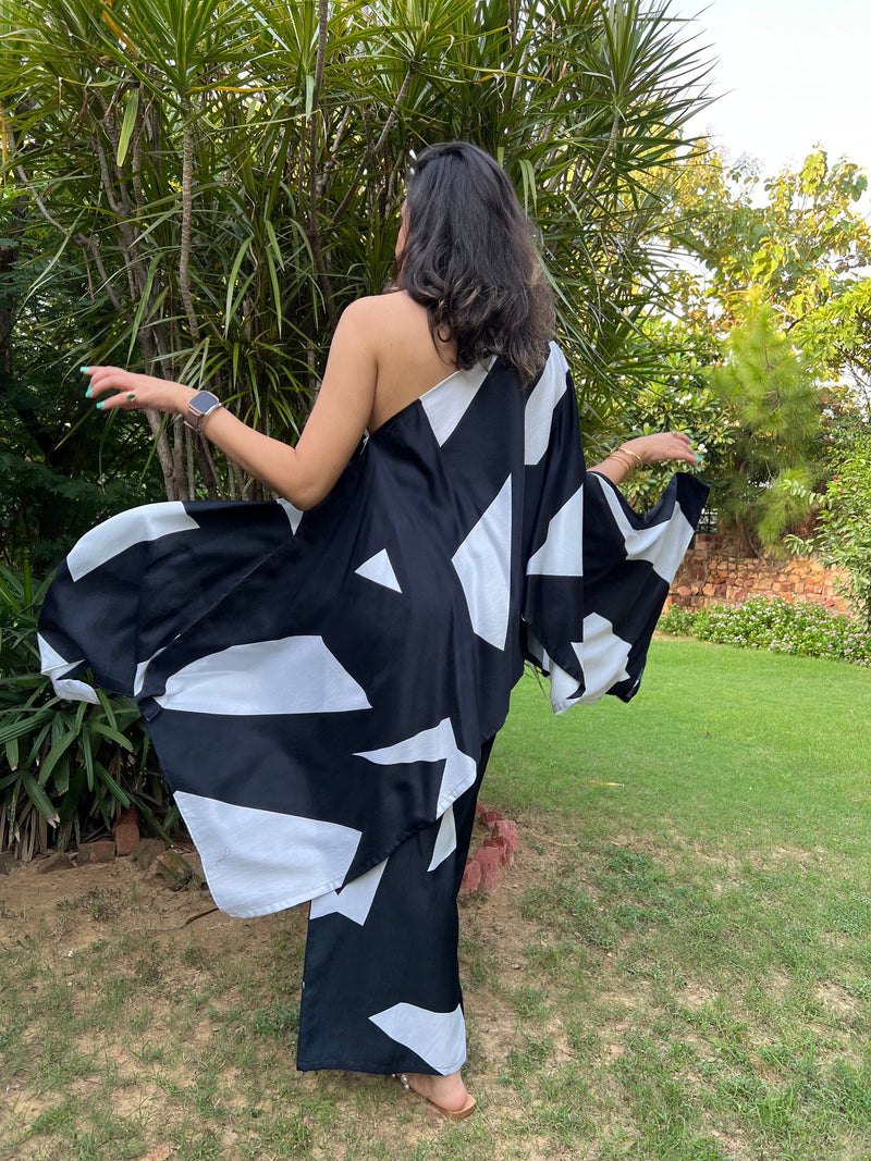 Mitaliwadhwa Exclusive B&W One Shoulder Set