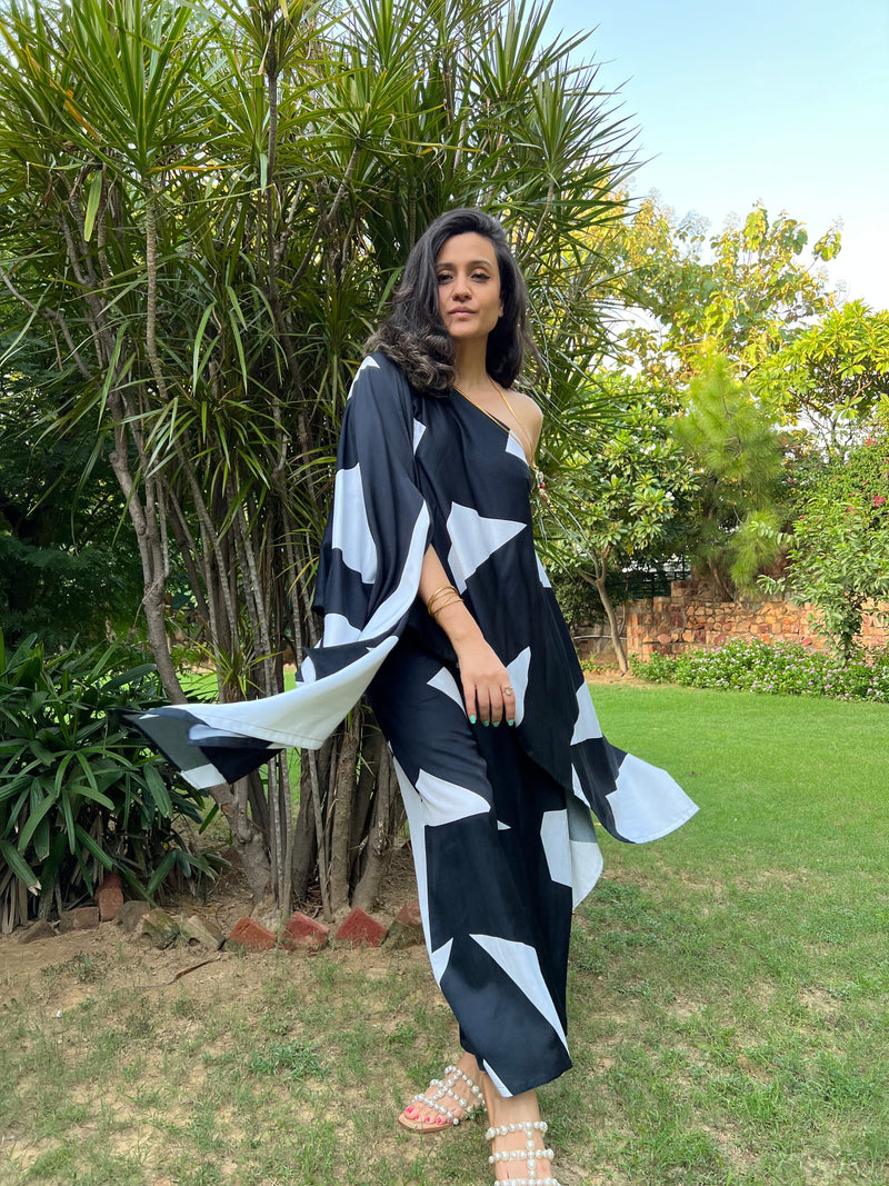 Mitaliwadhwa Exclusive B&W One Shoulder Set